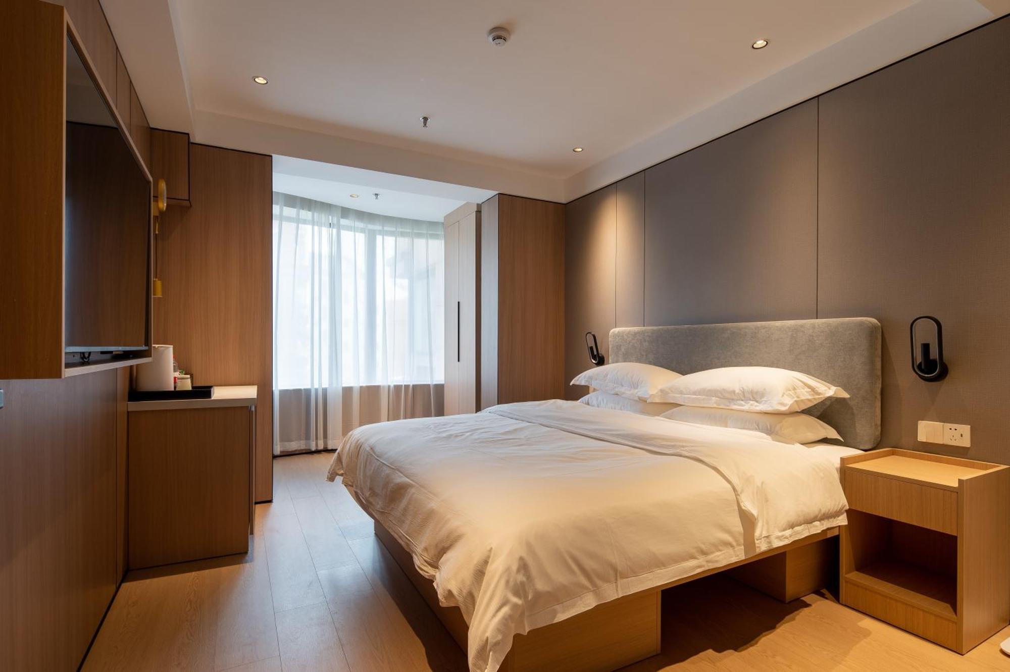 Hotel Dayin Garden -near People's Square & Nanjing Road-large Social Area -bar -cafe -gym -free Laundry Luggage Storage -24h Front Desk-english Service