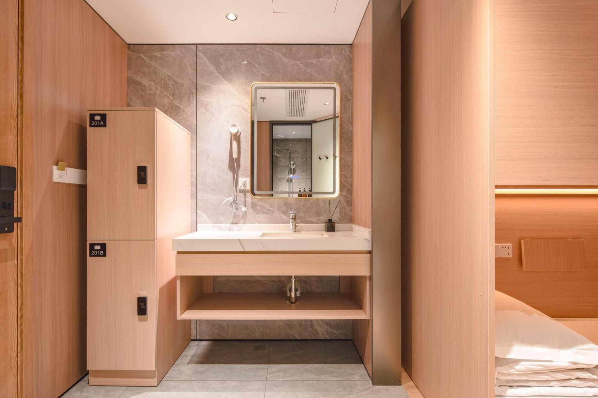 Dayin Garden -near People's Square & Nanjing Road-large Social Area -bar -cafe -gym -free Laundry Luggage Storage -24h Front Desk-english Service Hotel